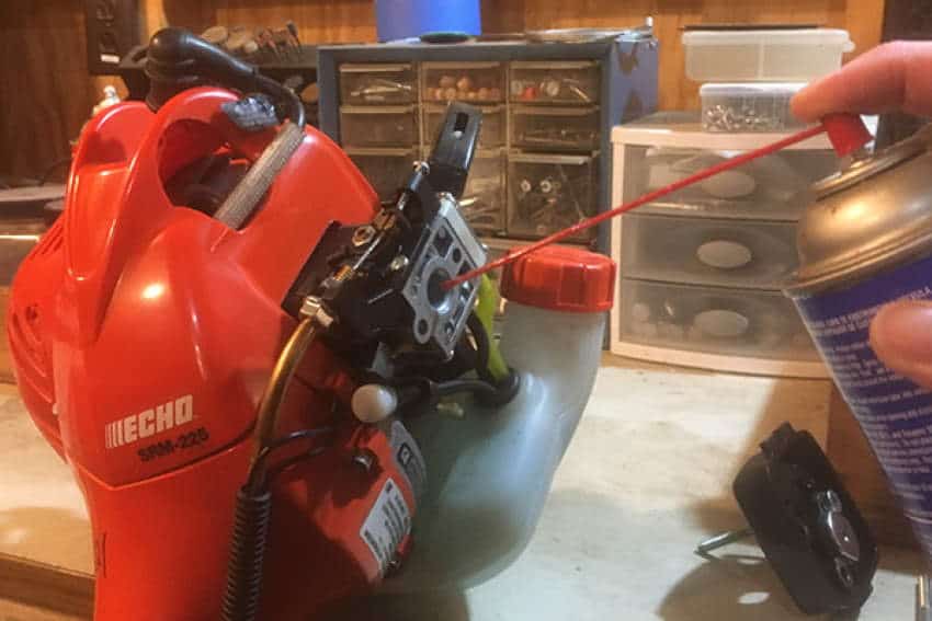 How to Clean a Carburetor on a Weed Eater